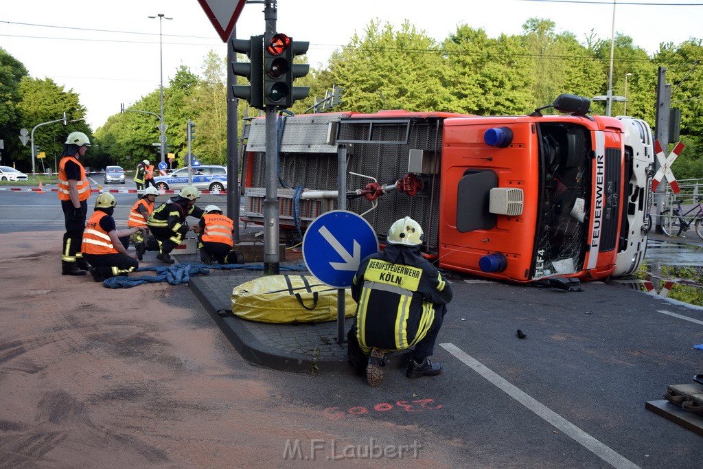 TLF 4 umgestuerzt Koeln Bocklemuend Ollenhauer Ring Militaerringstr P091.JPG - Miklos Laubert